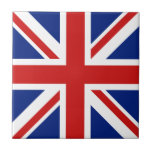 Azulejo Tile cerámico de bandera británica<br><div class="desc">Este diseño consiste en la bandera británica astutamente reformada para que se ajuste a la superficie cuadrada de las baldosas. Un artículo decorativo y útil que sería un regalo perfecto para los que quieran recordar el Reino Unido.</div>