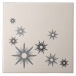 Azulejo Tile de cerámica de plata Starburst moderno de med<br><div class="desc">Diseño de inspiración moderna de mediados del siglo XX con estrenos retro vintage en tonos grises plateados sobre un fondo claro. Diseño sencillo y moderno.</div>