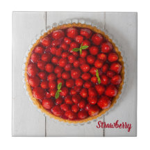 Torta de fresa con menta en madera blanca