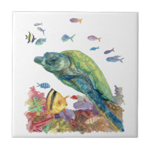 Tortuga y peces en el mar