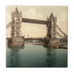 Azulejo Tower Bridge II, Londres, Inglaterra<br><div class="desc">Imagen vintage del Tower Bridge en Londres,  Inglaterra,  que fue tomada hacia finales del siglo XIX. La fotografía muestra el famoso puente abierto al tráfico mientras cruzan el río Támesis. Fotografía cortesía de LOC (LC-DIG-ppmsc-08568).</div>