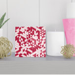 Azulejo Triángulos geométricos modernos de color blanco ro<br><div class="desc">Esta baldosa de cerámica presenta un vibrante patrón geométrico en los modernos tonos magenta y rosa,  perfecto para añadir un toque de modernidad a tu casa. Los colores son personalizable en la herramienta Diseño.</div>