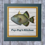 Azulejo Triggerfish en oro Verde azulado profundo y Naranj<br><div class="desc">Esta increíble imagen vintage de Pseudobalistes fuscus, comúnmente llamada la pez gigante azul o con manchas amarillas, es una alegre adición a tu casa. Personalizar el texto para agregar su nombre, o una sala diferente si se muestra el mosaico en otra parte. Asegúrese de personalizar el texto cuando se indique....</div>