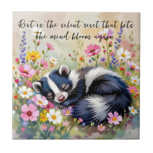Azulejo Un adorable zorrillo durmiendo en flores y cita