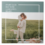 Azulejo Un regalo encantador para la familia verde fotográ<br><div class="desc">Presentamos el moderno regalo de la familia verde fotográfica! Este regalo es una manera perfecta de capturar y celebrar el amor y la unión dentro de una familia, a la vez que se añade un toque de elegancia y modernidad a cualquier decoración de casa. El regalo de la familia verde...</div>