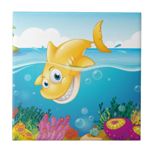 Azulejo Un salto amarillo del tiburón en el mar