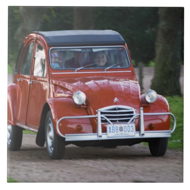 Azulejo Un viejo Citroen 2CV rojo con una mujer sonriente (Frente)