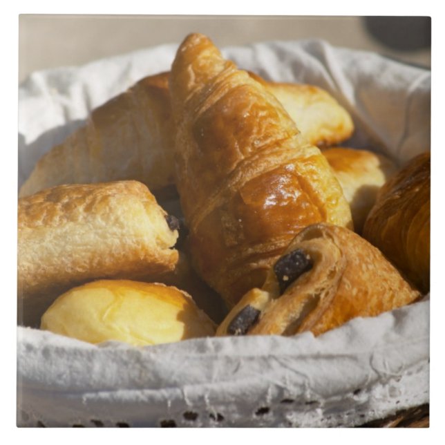 Azulejo Una cesta de mimbre para desayuno con croissants,  (Frente)