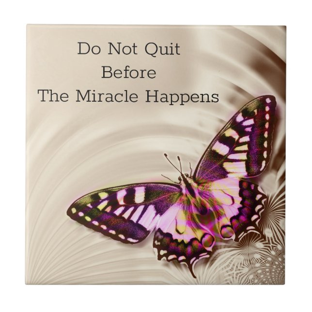 Azulejo Una mariposa rosa sobre un fondo de satén crema (Frente)