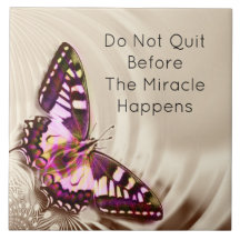 Una mariposa rosa sobre un fondo de satén crema