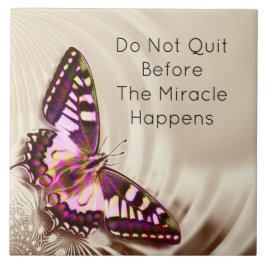 Azulejo Una mariposa rosa sobre un fondo de satén crema