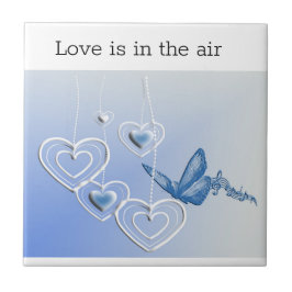 Azulejo Una mariposa y corazones