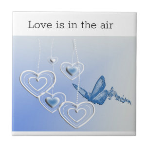 Azulejo Una mariposa y corazones