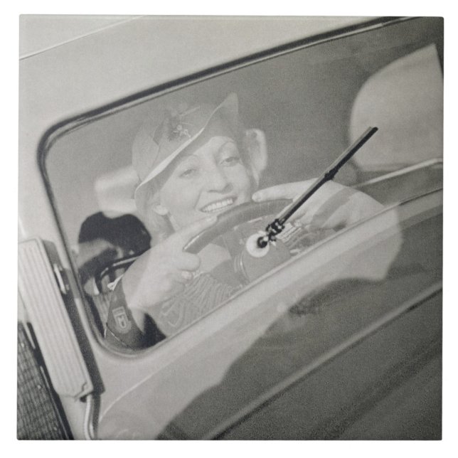 Azulejo Una mujer que conduce, c.1930s (fotograbado) (Frente)