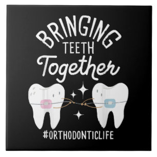 Azulejo Uniendo Dientes - Ortodoncista