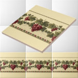 Azulejo Uvas rojas de vintage sobre el patrón de frisa de<br><div class="desc">Se trata de una impresión digitalmente realzada de una antigua uva roja de 1900 sobre un patrón de friso de borde de vid. Puede personalizar del color de fondo.</div>