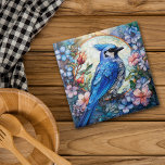 Azulejo Vidrio manchado de pájaro Jay azul con flores rosa<br><div class="desc">En esta baldosa de cerámica,  una hermosa mancha azul se perfila dentro de un círculo cielo claro. El círculo y el pájaro están rodeados y se solapan con flores y brotes azul pastel,  rosa y naranja. Se ha añadido un superpuesto para dar un aspecto de cristal manchado. ¡bonito!</div>
