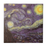 Azulejo Vincent van Gogh - Noche Starry<br><div class="desc">Noche estrellada (1889) de Vincent van Gogh es una pintura vintage de la naturaleza del paisaje artístico de arte fino. Vista de una ciudad en un valle por la noche con nubes girando, las estrellas brillando y una hermosa luna dorada de media luna amarilla. Se pintó durante el día desde...</div>