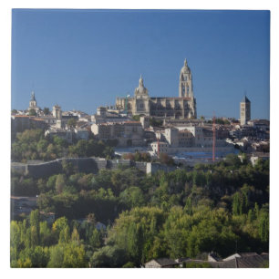 Azulejo Vista de ciudad elevada con la catedral de Segovia