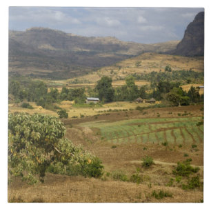Azulejo Vista panorámica de una gran montaña rocosa