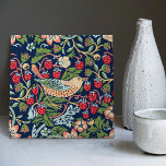 Azulejo William Morris Strawberry Thief<br><div class="desc">Diseño del patrón de fresa William Morris. ¡Añade tu texto de etiqueta! William Morris era un diseñador textil inglés, artista, escritor y socialista asociado con la Hermandad Previolácea y el Movimiento de Artes y Artesanías Británicas. Fundó una empresa de diseño en colaboración con el artista Edward Burne-Jones y el poeta...</div>