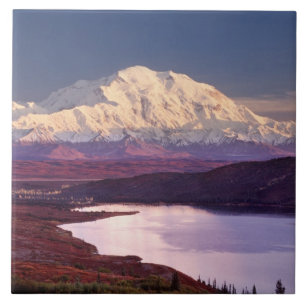 Azulejo Wonder Lake y el monte Denali al amanecer en el ma