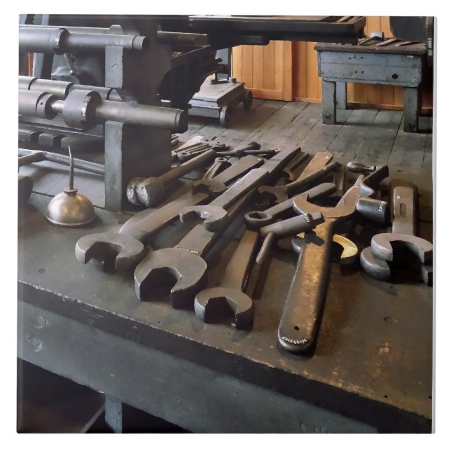 Azulejo Wrenches and Oil Can in Machine Shop (Frente)