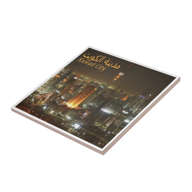 Azulejo zKW006 AL KUWAIT, ciudad por noche, Asia, (Lado)