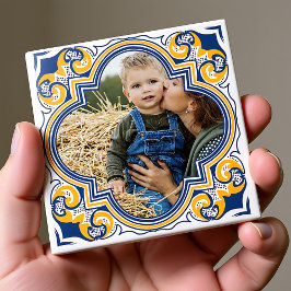 Azulejos azules, amarillos y blancos 