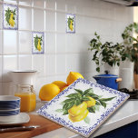 Azulejos cerámicos con tela azul de Lemons<br><div class="desc">Presentamos nuestra encantadora cerámica al estilo europeo, disponible en dos tamaños: 4, 25x4, 25 pulgadas o 6x6 pulgadas. Esta exquisita baldosa muestra limones vibrantes escondidos entre las hojas verdes y exuberantes, todas enmarcadas elegantemente por un riachuelo azul marino de filigre. Podrá llegar a los idílicos paisajes de Italia o de...</div>