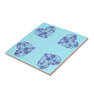 Azulejos de cerámica azul con flores del corazón