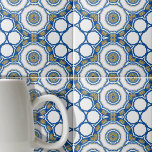 Azulejos geométricos marroquíes azules y blancos<br><div class="desc">Esta baldosa cerámica combina armoniosamente elementos geométricos y florales. El azulejo está adornado con una serie de círculos concéntricos, cada capa tiene un patrón y una sombra diferentes, creando un efecto visual hipnotizante. La capa externa se caracteriza por contornos azules en negrita que forman formas hexagonales. Estos hexágonos encierran delicados...</div>