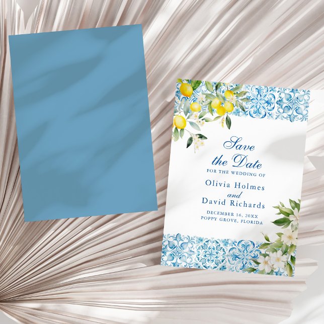 Azulejos Italianos Azules y Limones Tarjeta de Anu (Italian Blue Tiles and Lemon Save The Date Card on a sunny white dry palm leaf.)