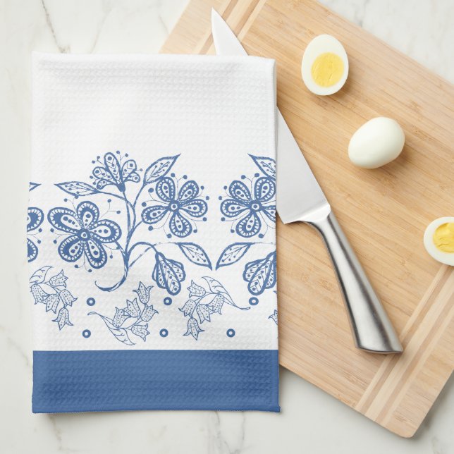 Azules añiles en la toalla de cocina floral blanca (Doblado Cuarto)