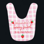 Babero Berry Sweet Birthday<br><div class="desc">Fiesta de cumpleaños de berry dulce con fresas y fondo con motivos rosas</div>