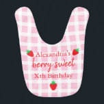 Babero Berry Sweet Birthday<br><div class="desc">Fiesta de cumpleaños de berry dulce con fresas y fondo con motivos rosas</div>