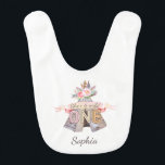 Babero Floral Boho Tribal Teepee Wild One First Birthday<br><div class="desc">Chica Tribal Teepee de primer cumpleaños bib personalizado con flores acuarelas,  plumas,  flechas y tepee. Este diseño femenino es perfecto para una temática rústica de boho de 1er cumpleaños.</div>