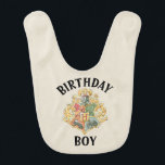 Babero Harry Potter | Hogwarts Crest Birthday Boy<br><div class="desc">Celebra el mágico cumpleaños de tu pequeña con esta encantadora biblia con temática de Harry Potter. Con el emblemático escudo de Hogwarts y detalles inspirados en Wizarding World, es el accesorio perfecto para añadir un toque de magia y cortesía al día especial. Una deliciosa elección para cualquier joven aficionado a...</div>