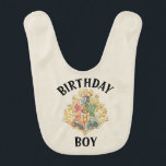 Babero Harry Potter | Hogwarts Crest Birthday Boy<br><div class="desc">Celebra el mágico cumpleaños de tu pequeña con esta encantadora biblia con temática de Harry Potter. Con el emblemático escudo de Hogwarts y detalles inspirados en Wizarding World, es el accesorio perfecto para añadir un toque de magia y cortesía al día especial. Una deliciosa elección para cualquier joven aficionado a...</div>