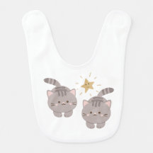 Pequeños gatitos gemelos