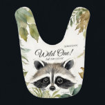 Babero Wild One First Birthday Woodland Raccoon<br><div class="desc">¡Celebra el primer cumpleaños de tu pequeña con nuestra adorable biberón de mapache de bosques! Perfecto para comidas sucias y momentos memorables. ¡Compra ahora una celebración desenfrenada! Creando recuerdos duraderos sólo para usted y su ser querido desde My Baby Boutique!</div>