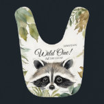 Babero Wild One First Birthday Woodland Raccoon<br><div class="desc">¡Celebra el primer cumpleaños de tu pequeña con nuestra adorable biberón de mapache de bosques! Perfecto para comidas sucias y momentos memorables. ¡Compra ahora una celebración desenfrenada! Creando recuerdos duraderos sólo para usted y su ser querido desde My Baby Boutique!</div>