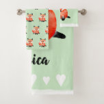 Baby Watercolor Woodland Forest Fox con nombre<br><div class="desc">Este lindo diseño presenta una criatura zorro de la selva boscosa color agua naranja en un fondo verde natural,  y tiene espacio para que usted personalice el objeto con el nombre de su hijo o bebé. Un regalo unisex perfecto para cualquiera de sus pequeños miembros de la familia.</div>