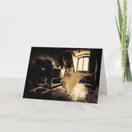 Bailando con una tarjeta de halloween en el ático