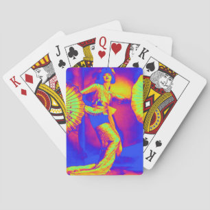 Bailar con cartas de juego en color