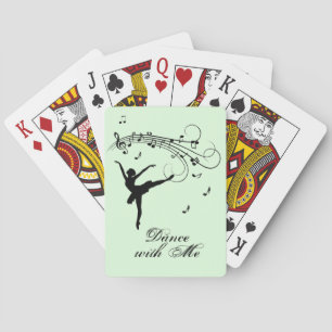 Bailarina bailando con cartas verdes de música