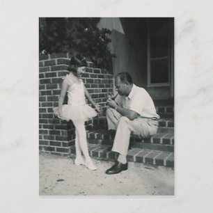 bailarina con postal del padre