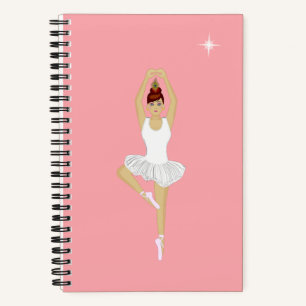Bailarina de ballet hermosa en cuaderno rosa