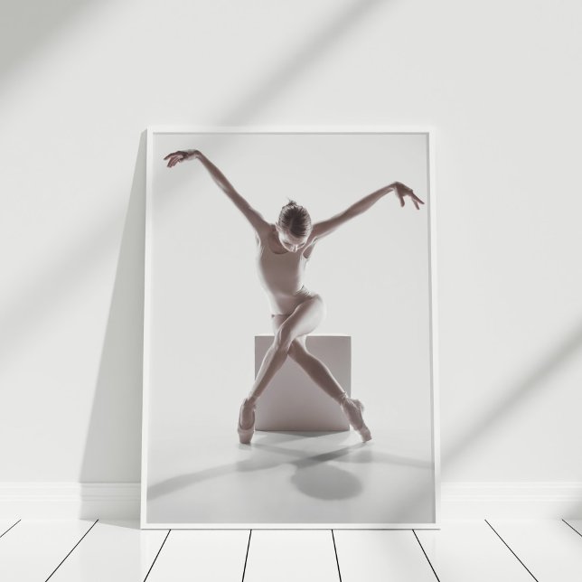 Bailarina de baloncesto arte fotográfico moderno (Ballerina Dancer Modern Photography Art Poster in a white frame.)