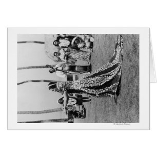 Bailarina de Holoku Hula con foto de banda en Hawa